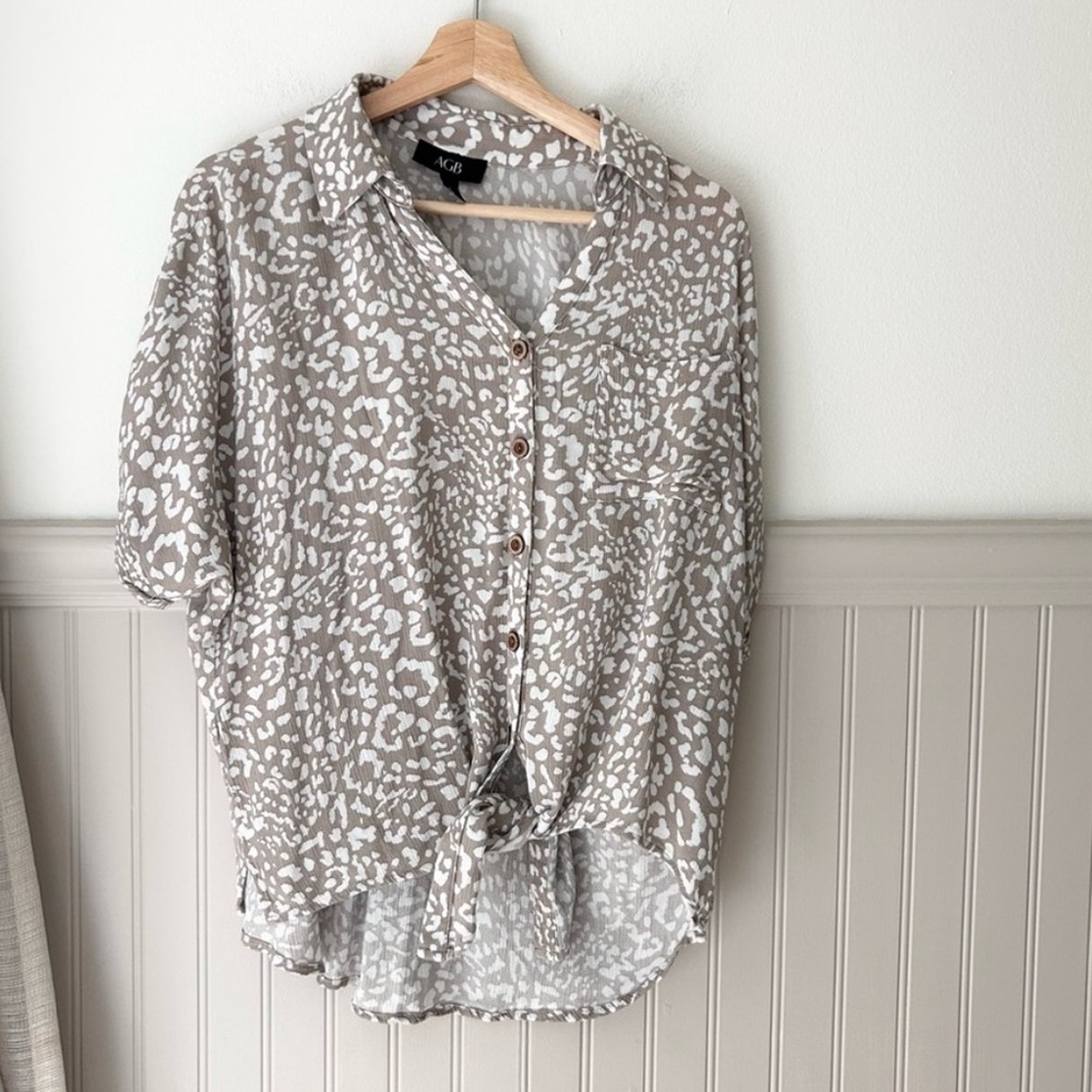AGB Animal Print Neutral Button-Down Shirt women’s large